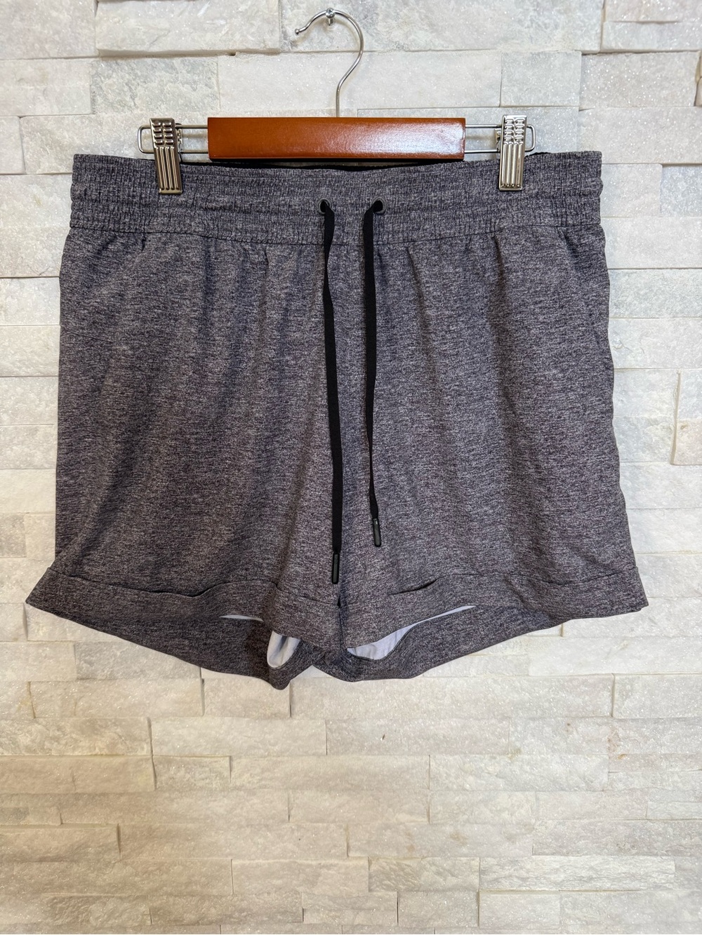 Lululemons Women’s Spring Break Away Running Shorts (size 8)